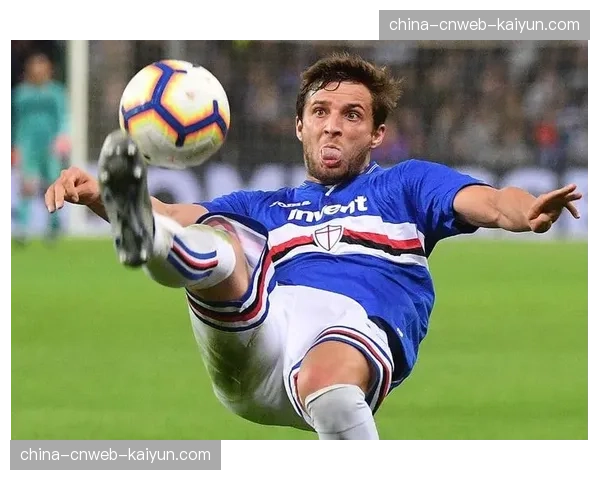 特写：终场哨响，格拉纳达门将瘫坐在地，球队保级希望渺茫