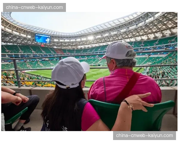 特写:在孟菲斯举行的“科技关怀”夜,视障球迷通过实时音频描述服务体验比赛瞬间 特写:在孟菲斯举行的“科技关怀”夜,视障球迷通过实时音频描述服务体验比赛瞬间