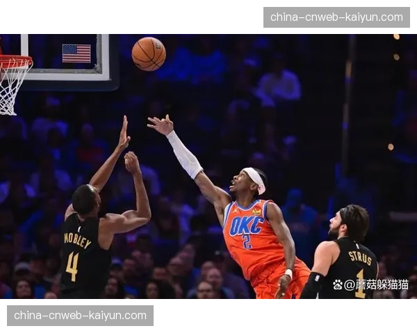 特写：雷霆新秀关键封盖后，主场球迷起立高呼MVP