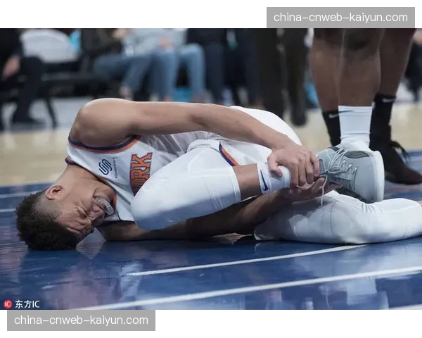 聚勒膝盖受伤痛苦倒地，多特蒙德后防再遭打击